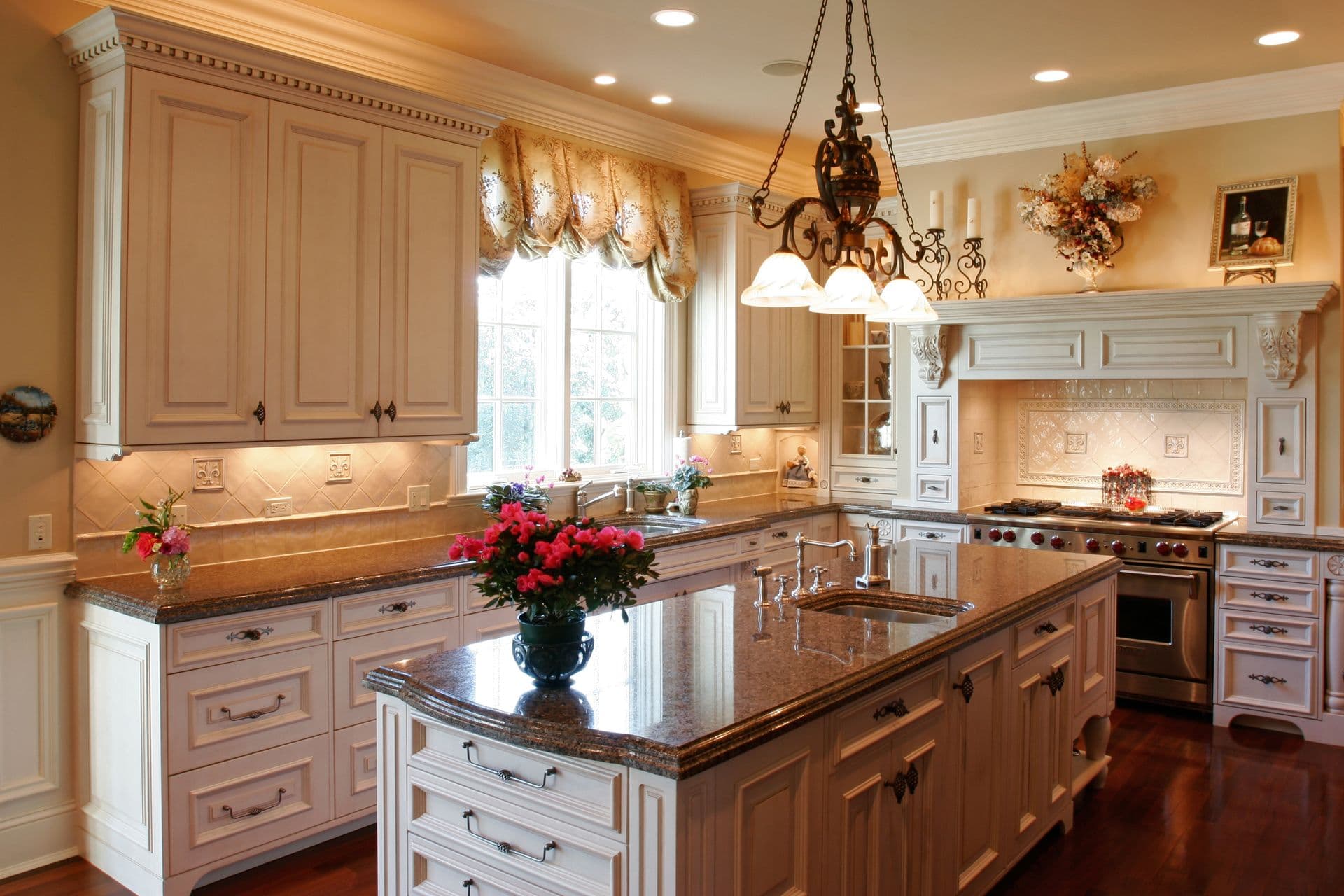 imgi_110_bigstock_luxury_kitchen_with_granite_co_25937045_678ah3aznxejno3k8ul3bg.jpg